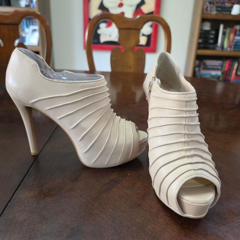 New Gianni Bini Cream Leather Peep Toe Heels